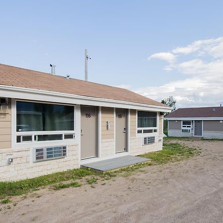 Sunrise Inn & Suites Fort Nelson Exterior photo