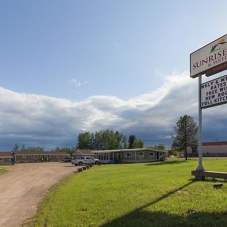 Sunrise Inn & Suites Fort Nelson Exterior photo