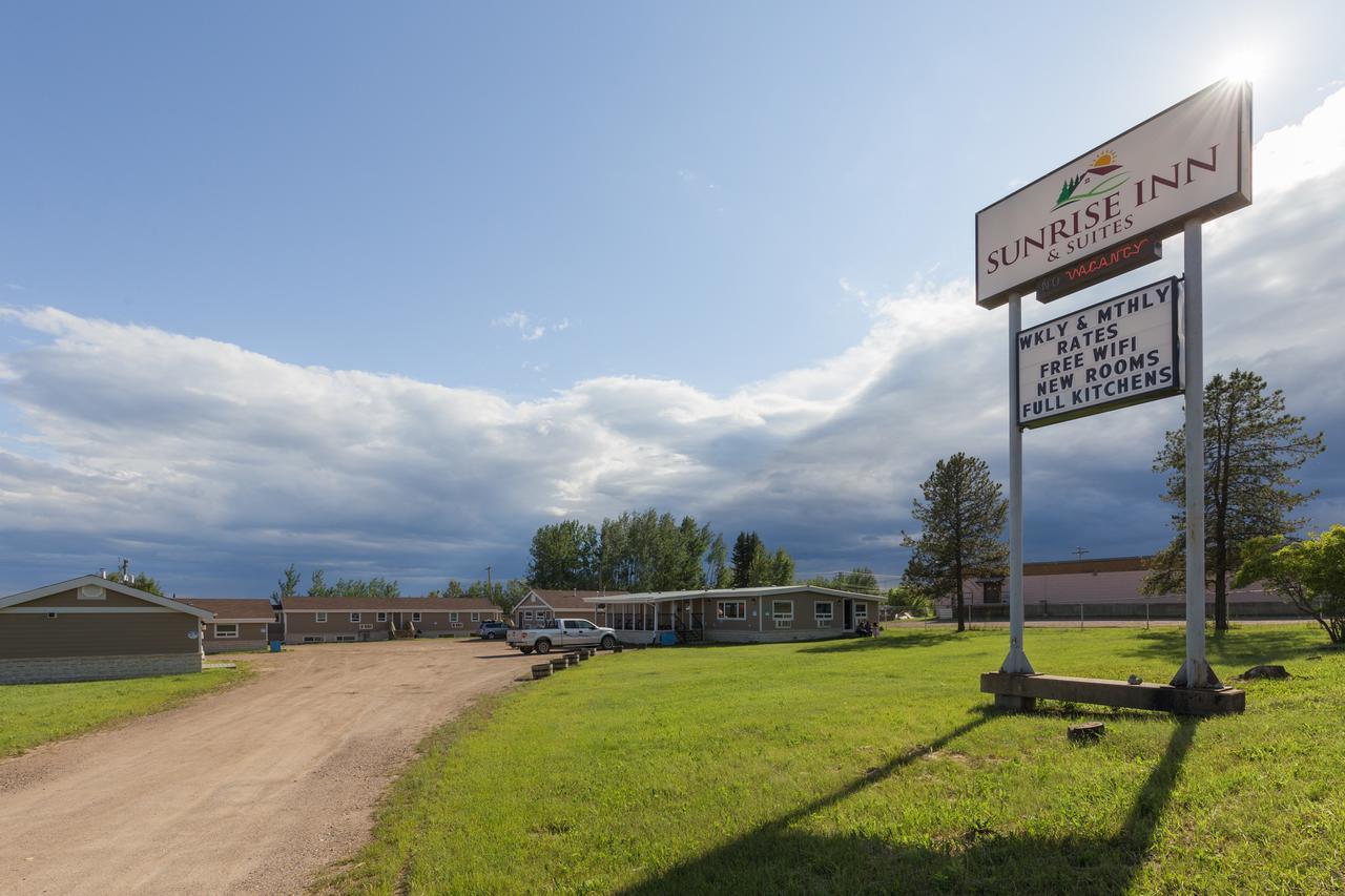 Sunrise Inn & Suites Fort Nelson Exterior photo