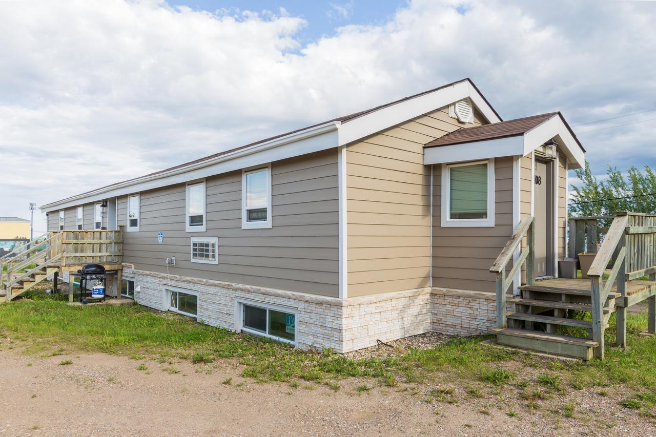 Sunrise Inn & Suites Fort Nelson Exterior photo