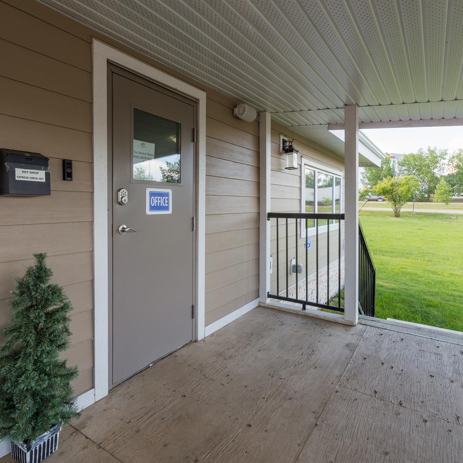 Sunrise Inn & Suites Fort Nelson Exterior photo