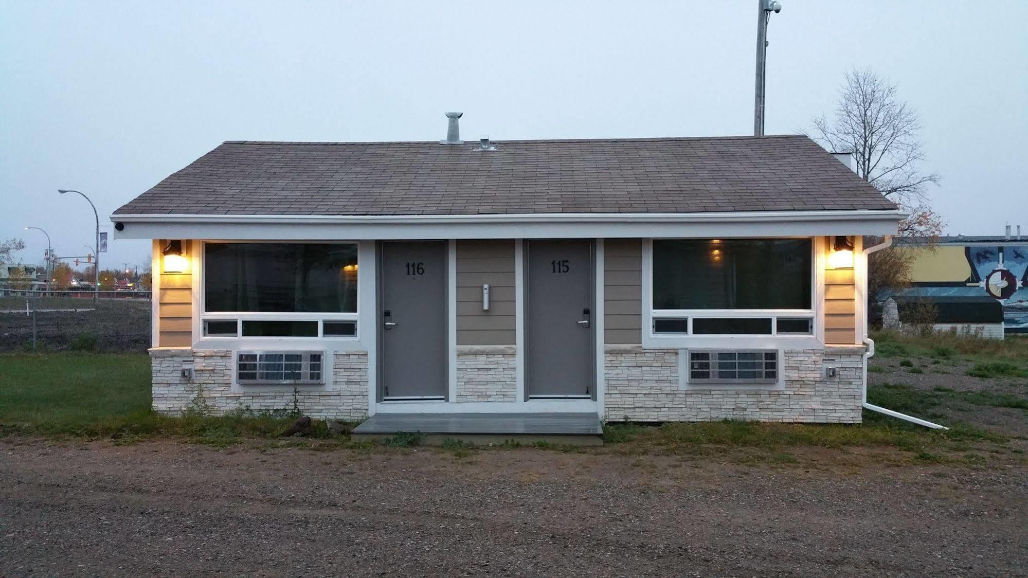 Sunrise Inn & Suites Fort Nelson Exterior photo