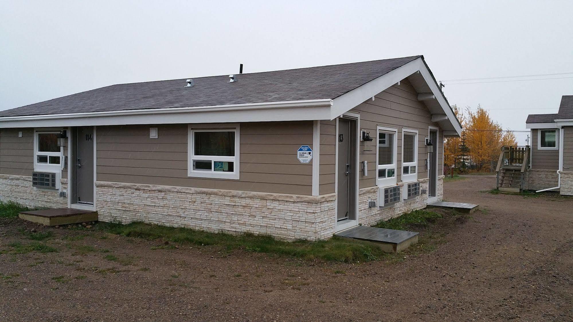 Sunrise Inn & Suites Fort Nelson Exterior photo