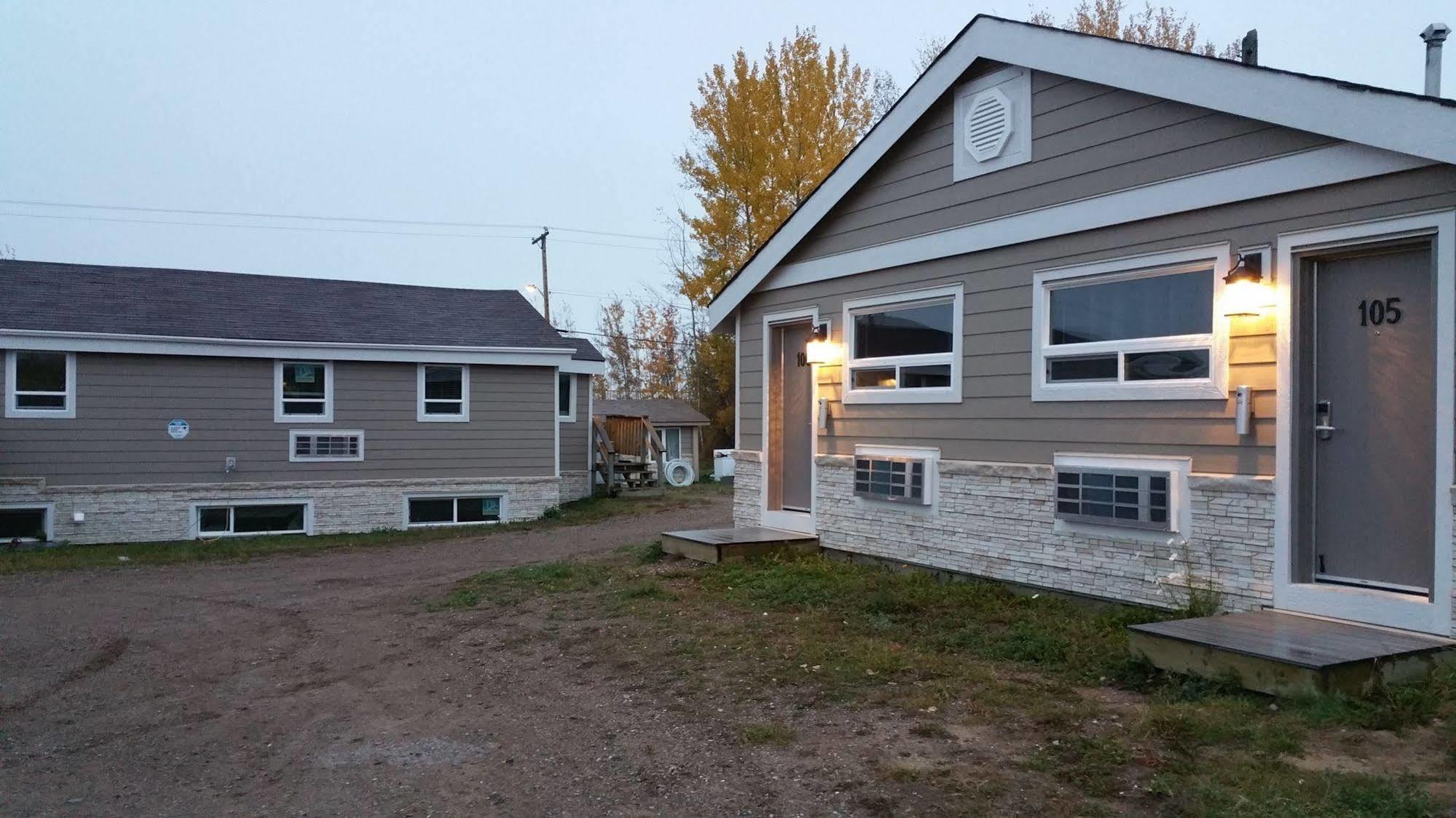 Sunrise Inn & Suites Fort Nelson Exterior photo