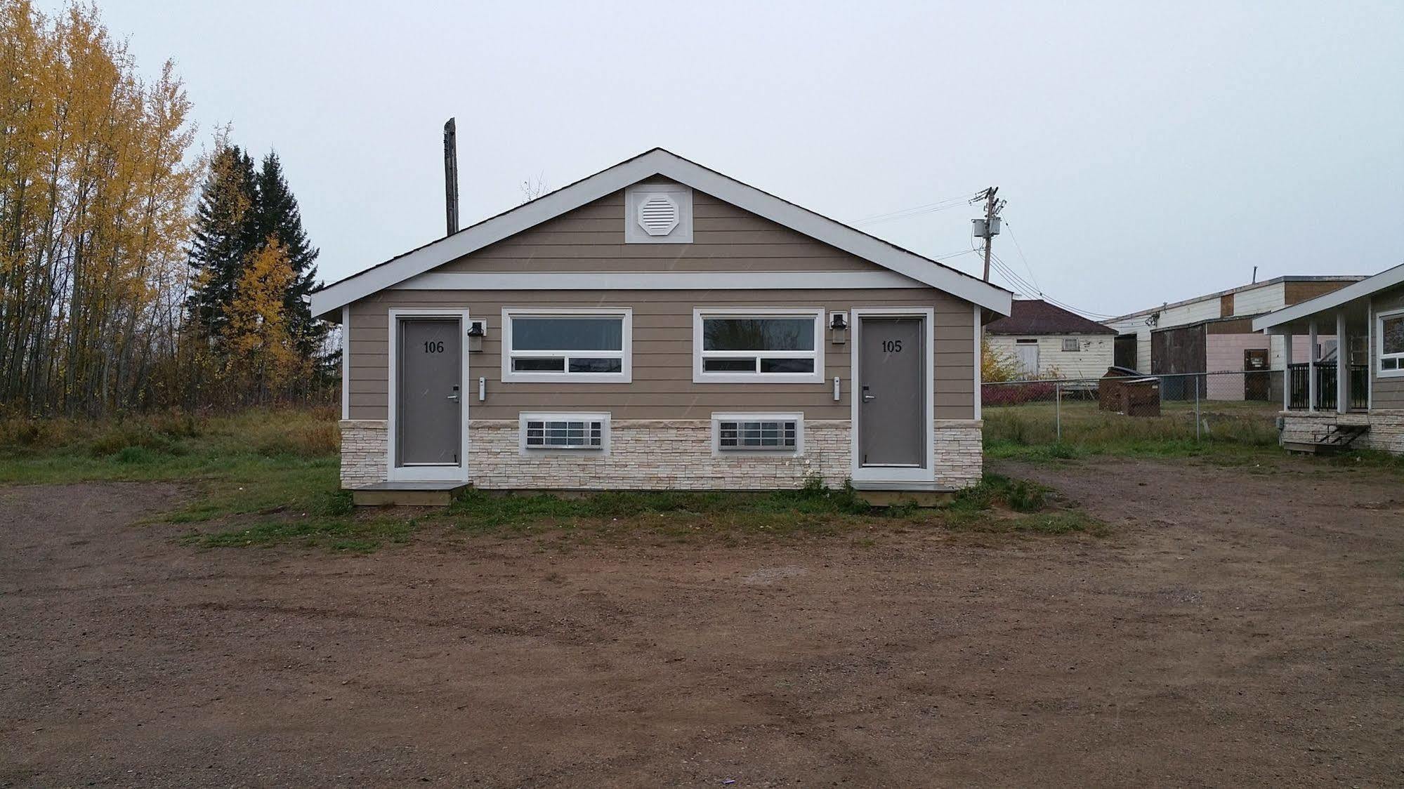 Sunrise Inn & Suites Fort Nelson Exterior photo