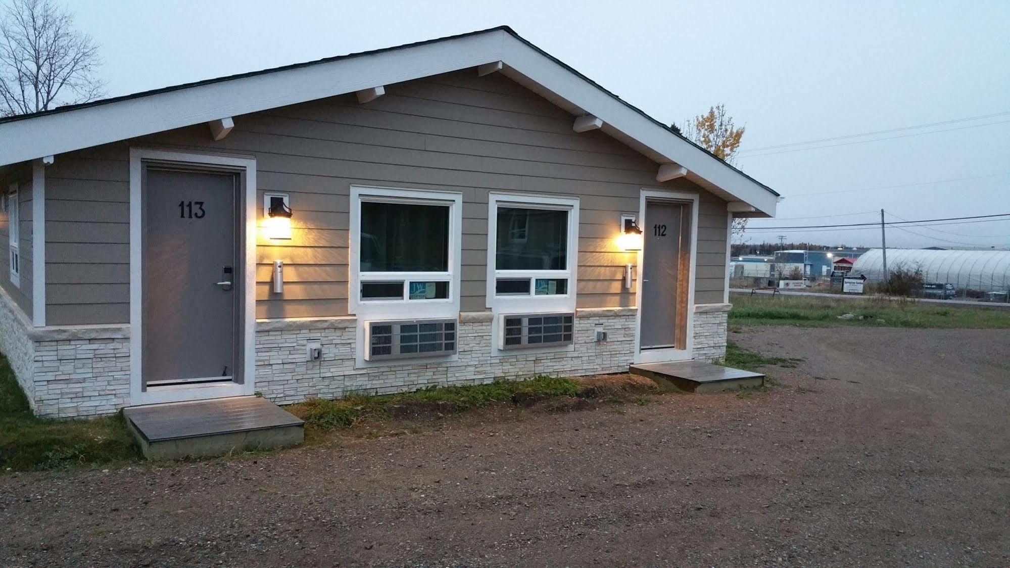 Sunrise Inn & Suites Fort Nelson Exterior photo