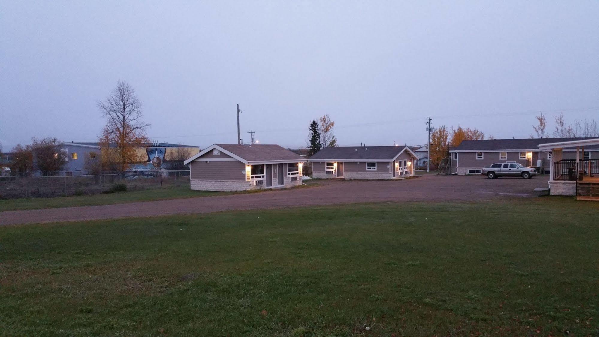 Sunrise Inn & Suites Fort Nelson Exterior photo